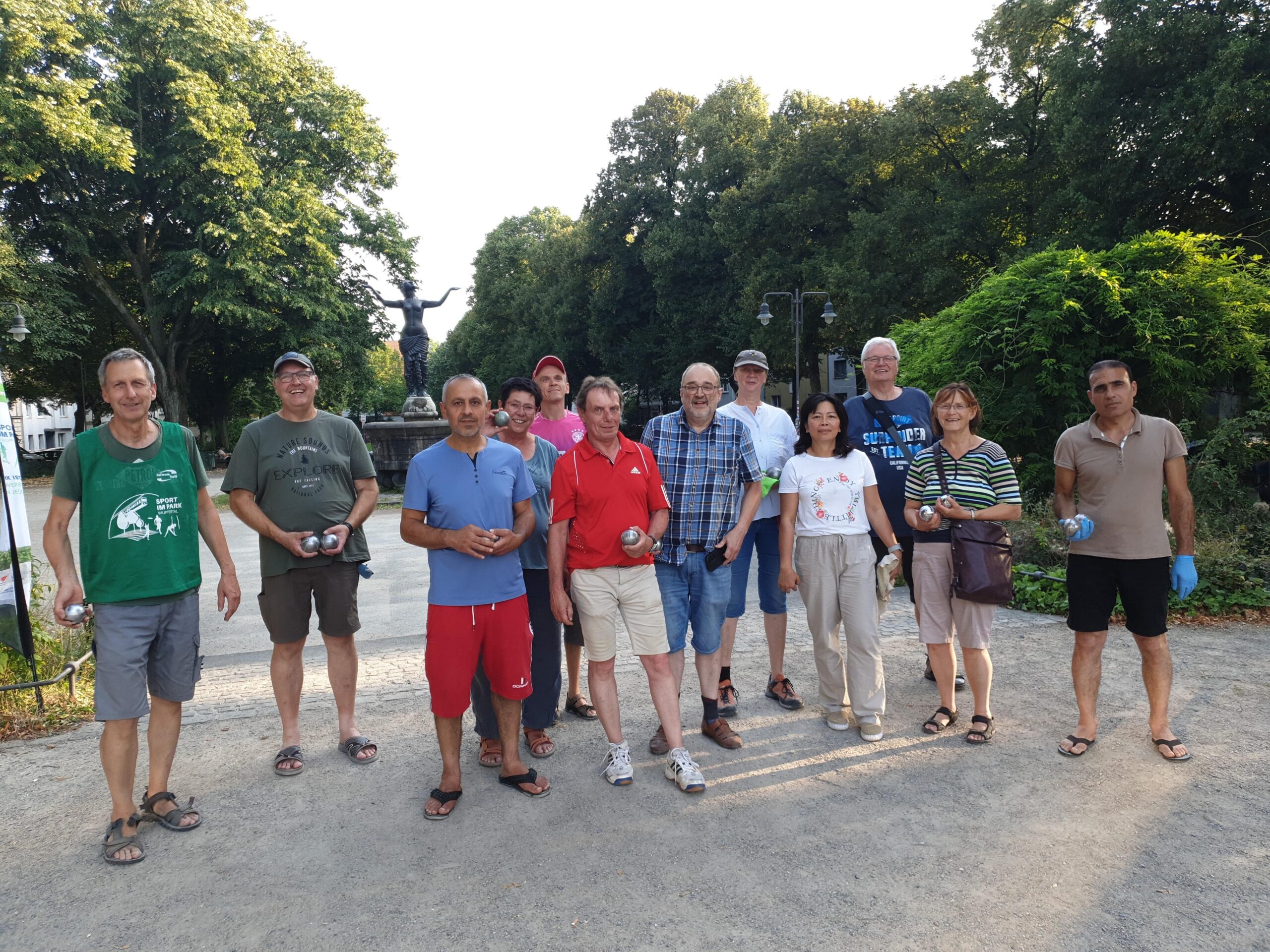 Gemeinsam Boule spielen auf dem Platz der Republik
