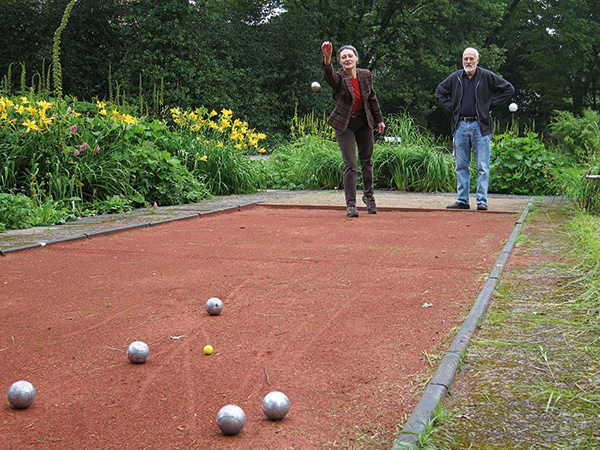 Gemeinsam Boule spielen auf dem Platz der Republik